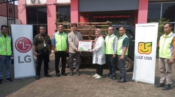 PT LG Electronics Indonesia Serahkan Hewan Kurban untuk Warga Cirarab, Rencanakan Bantuan Tambahan untuk Kantor Desa